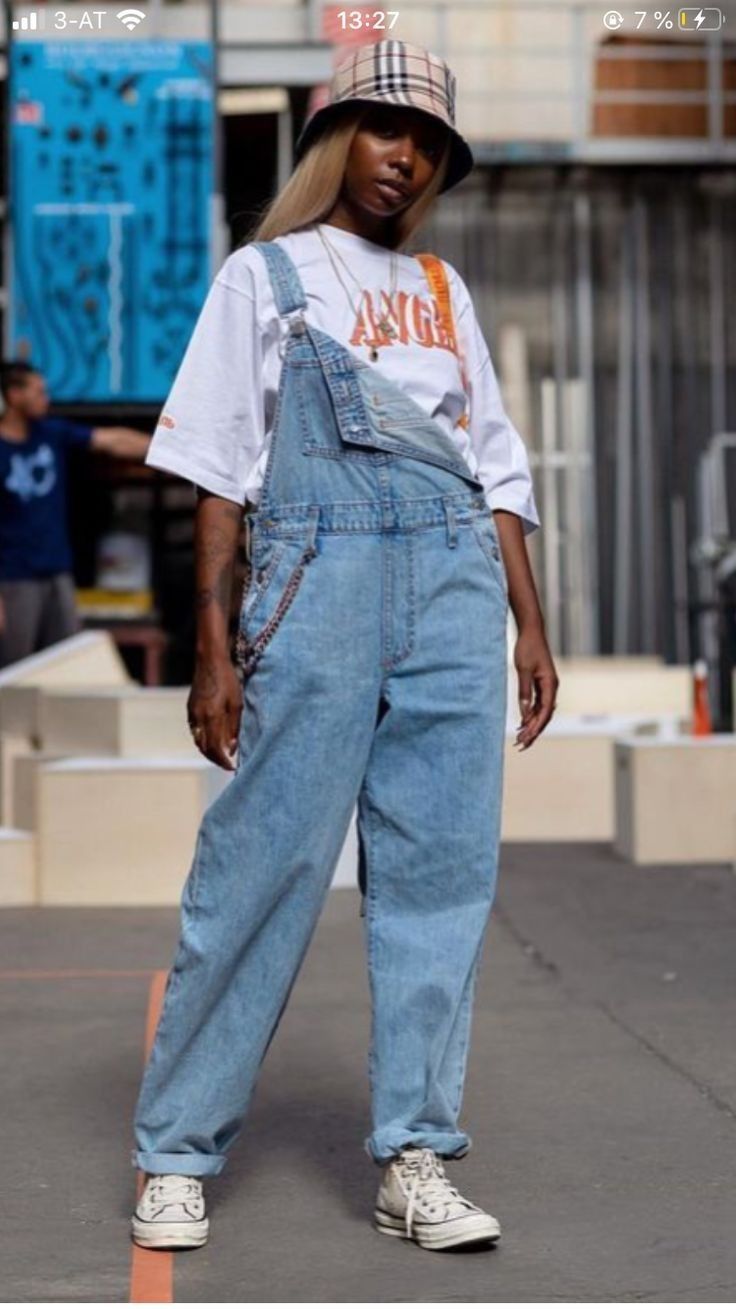 Denim overalls/dungaree. White Converse. White oversized graphic tshirt. Plaid bucket-hat. Spring outfit ideas. Casual Denim overall outfit idea. Dungaree Streetwear outfit inspiration. Styling Dungarees Outfit, Dreamville Outfits, Overall Street Style, Dungarees Outfit Aesthetic, Black Dungarees Outfit, Oversized Overalls Outfit, Overall Outfit Ideas, Denim Dungarees Outfit, 90s Overalls Outfit