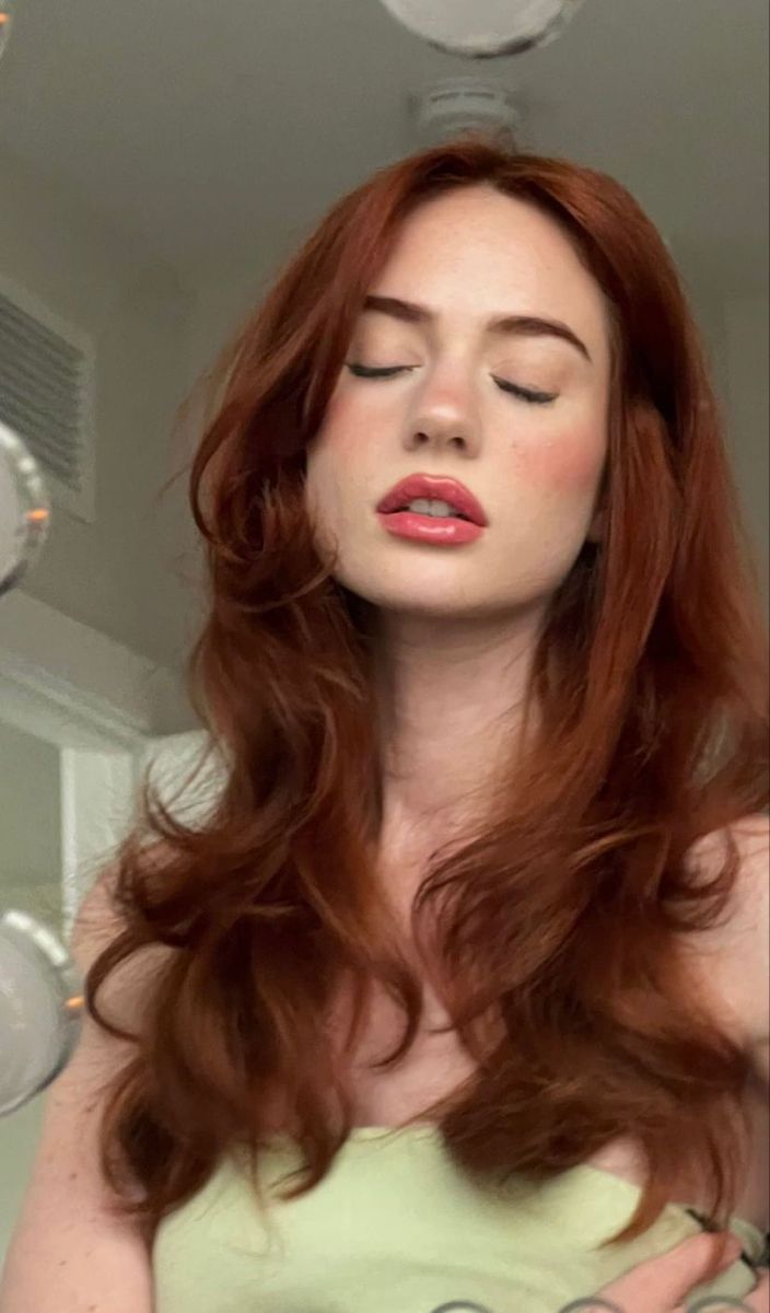 Copper Red Hair Pale Skin, Natural Dark Redhead, Villain Era Hair, Dark Natural Red Hair Color, Red Hair Fair Skin Blue Eyes, Red Hair Brown Eyebrows, Annabelle Hooper Hair, Cool Toned Auburn Hair, Winter Ginger Hair