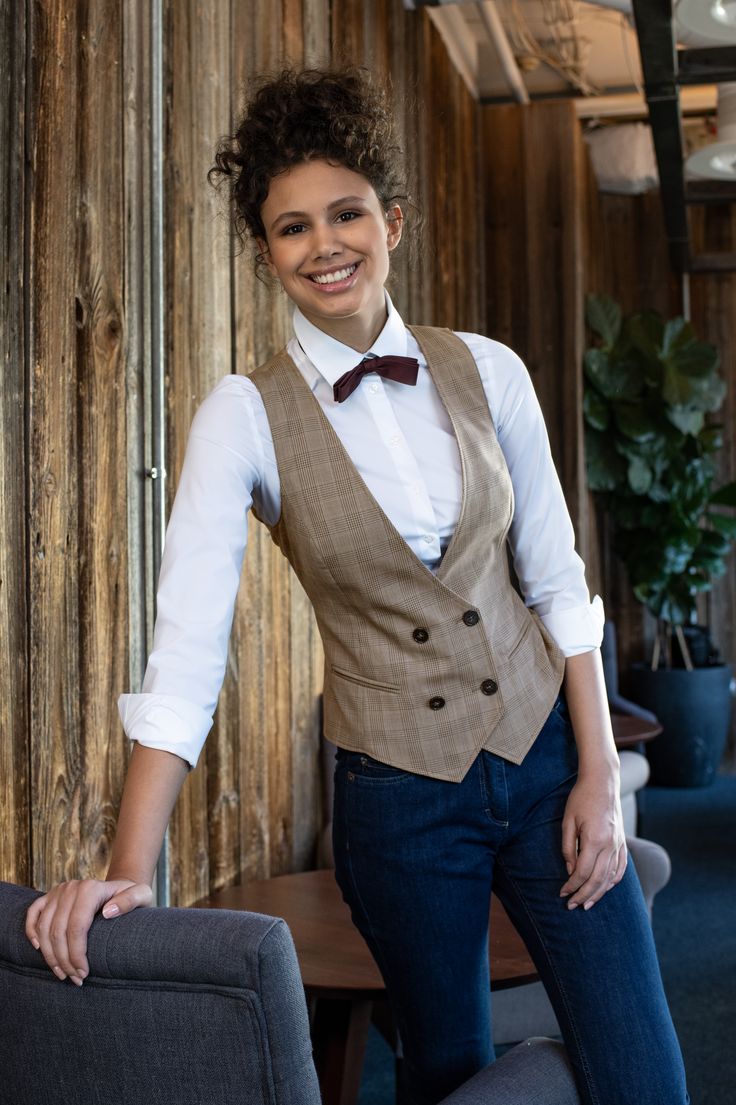 Outfit Teatro, Waitstaff Uniform, Chaleco Casual, Restaurant Uniforms, Waistcoat Woman, Academia Style, Corporate Wear, Outfit Mujer, Vest Outfits