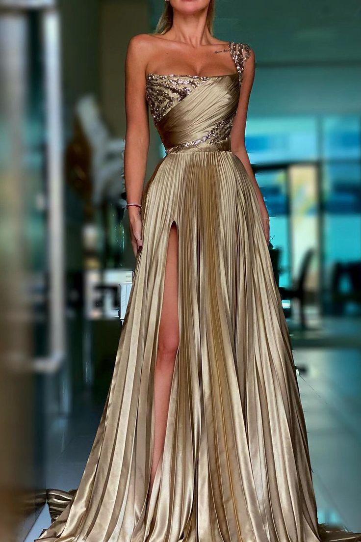 Designer-A-Linie One-Shoulder-Abschlussballkleid mit Pailletten und Sc – misshow.com Gold Gown, Golden Dress, فستان سهرة, Gala Dresses, Evening Dresses Elegant, Glam Dresses, Gorgeous Gowns, Gold Dress, Event Dresses