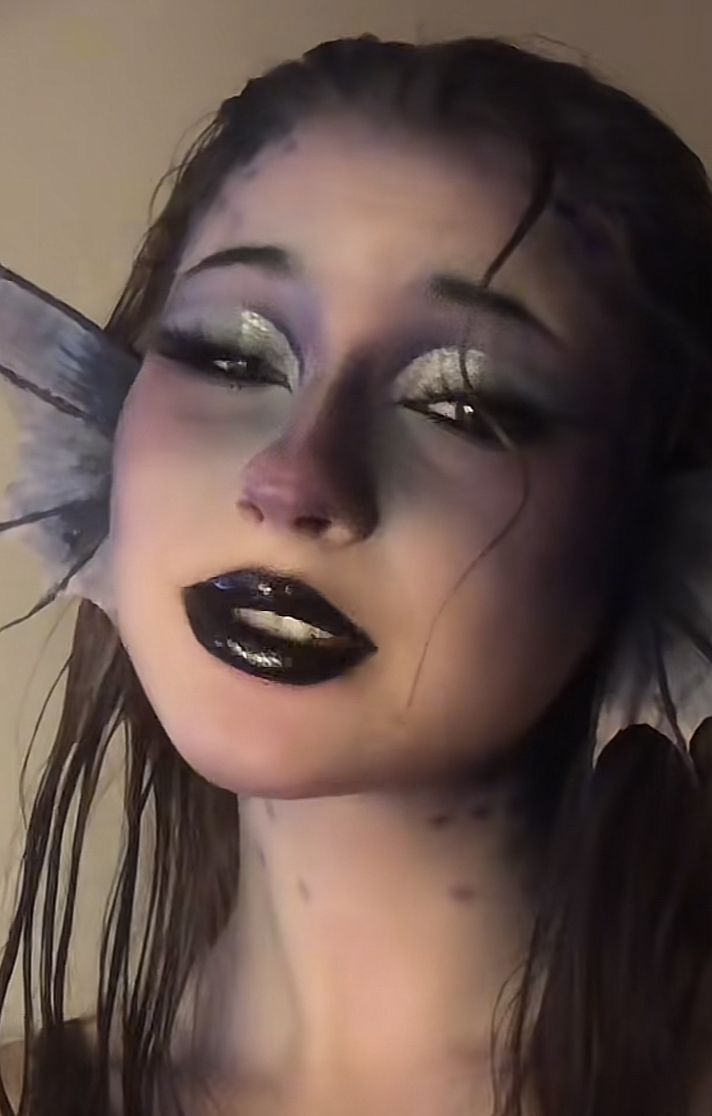 Horror Mermaid Costume, Gothic Mermaid Makeup, Shark Halloween Makeup, Halloween Makeup Siren, Spooky Mermaid Costume, Gothic Mermaid Costume, Creepy Siren Costume, Goth Mermaid Makeup, Black Mermaid Makeup