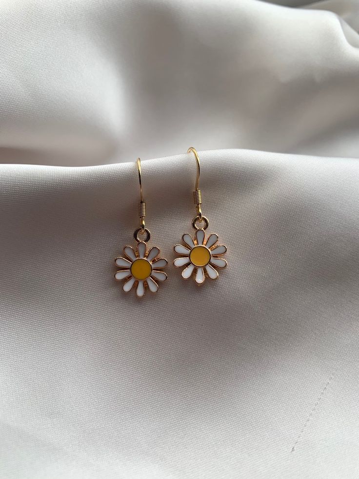 A summer statement that never goes out of style. Daisies are a girls best friend and what better to way them as earrings. Go from day to night with this classic Daisy charm. Whether you choose botanical aesthetic or going for a floral vibe then these earrings are the one for you!  This simple Daisy design features a gold plated charm with groovy style of petals blooming with a flat yellow centre.  Grab these for yourself or give away to a Daisy lover!  Each earring is handmade by myself.  All ea Enchanted Theme, Botanical Aesthetic, Daisy Charm, Earrings Aesthetic, Daisy Design, Summer Earrings, Daisy Earrings, White Daisy, Summer Earring