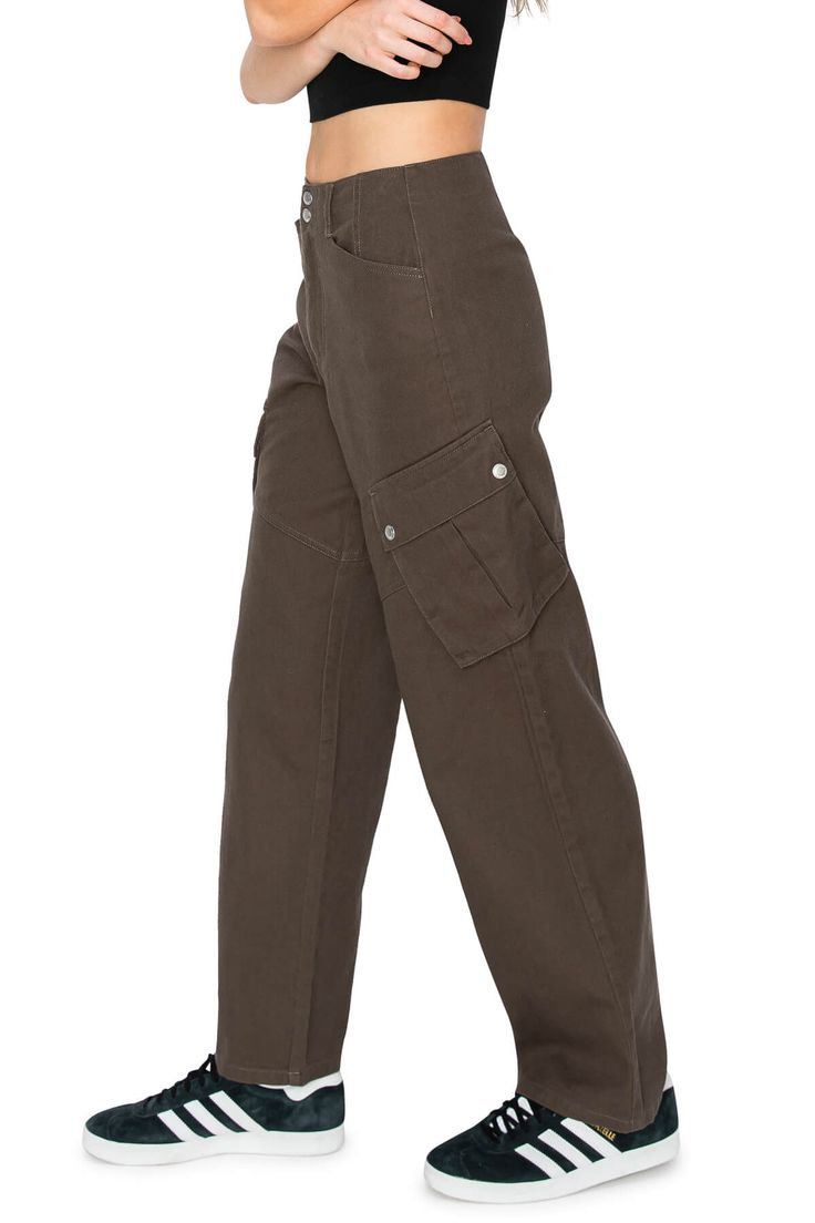 100% Cotton Feature: These pants feature a high-rise silhouette with wide-leg design and ample cargo side pockets. Designed for both style and functionality, these stylish pants offer a perfect choice for a laid-back yet polished look, whether during work or leisure. Explore more cool California vibes in our CALI1850 Collection. Versatile Style: Pair these with a crop tee, an oversized t-shirt, and sneakers for a casual, sporty look, or layer them with hoodies and sweaters. Style these pants wit Sweaters Style, Linen Joggers, Knit Jeans, Stylish Pants, Casual Sporty, Cargo Pants Women, Leg Design, Everyday Dresses, Linen Shorts