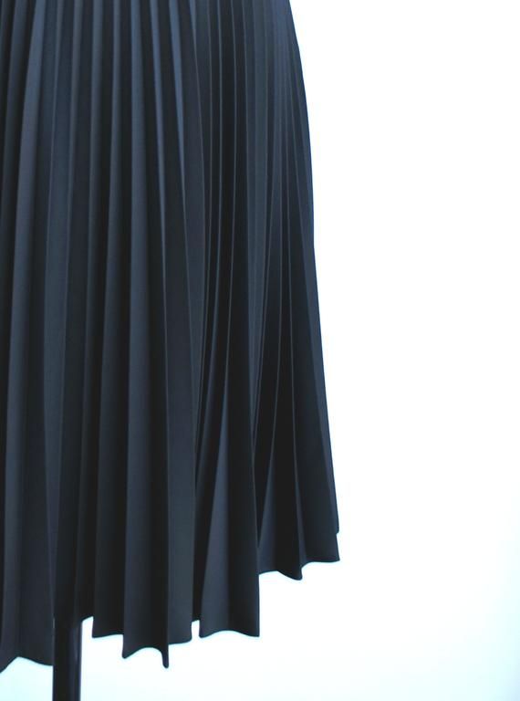 Black pleated dress. Sleeveless. Decorative folds on neckline. Zip on left side. With lining. Dress is made of black fabric.Size 38/8/S (bust 92cm/36,2in, waist 74cm/29,1in, hips 98cm/38,6in)Back lenght 105cm75%PL 25%Ray  2%EAlining 50%PL 50%RayDry cleaning Formal Black Pleated Dress With Pleated Waist, Formal Black Pleated Dress, Formal Black Dress With Pleated Waist, Elegant Black Pleated Dress, Black Evening Pleated Dress With Pleated Skirt, Black Pleated Skirt Dress For Evening, Black Evening Pleated Dress, Black Evening Dress With Pleated Skirt, Classic Black Pleated Evening Dress