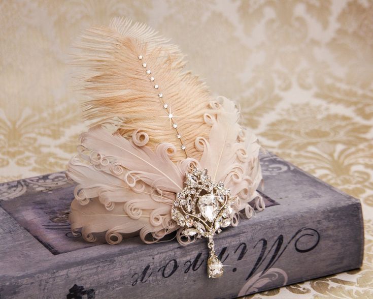 Blush Wedding Feather Fascinator Great Gatsby Headpiece Art Deco Wedding Gatsby Bridal Fascinator Peacock feather Hair Clip Gorgeous Art Deco inspired headpiece, made with gorgeous crystal brooch and a mix of blush curled goose feathers, bleached peacock feathers and ostrich feathers. It is decorated with Swarowski crystals and a gorgeous crystal brooch. The brooch is available in silver and rose gold color. Bridal earrings are also available in silver and rose gold color. ♥ HOW TO ORDER: please