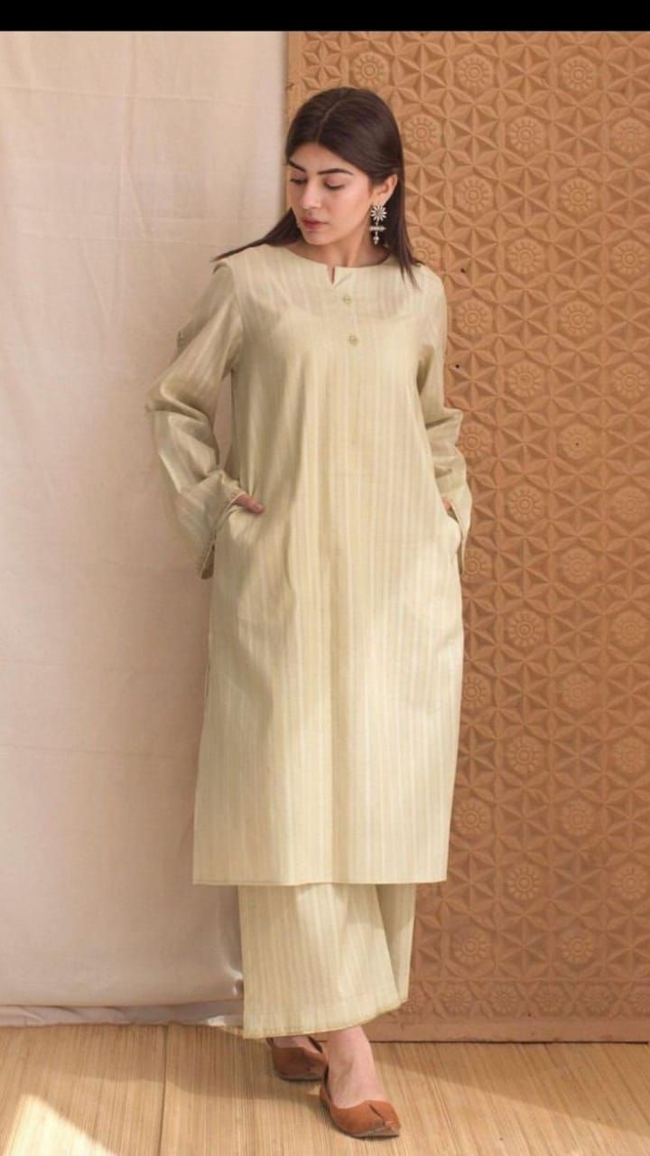 Kurta ideas Summer Eid Outfits Pakistani, Simple Eastern Dresses, Winter Eastern Outfits, Winter Pakistani Outfits, Long Kurti Designs Casual Simple, Long Shirt Dress Pakistani, Pakistani Shirts Designs, Girls Kurta Design Style, Simple Suit Designs Pakistani