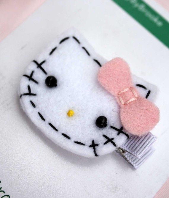 a hello kitty hair clip with a bow on it