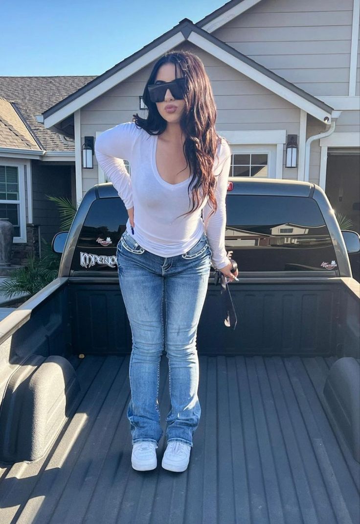 @_belencasas_ on ig What To Wear With Miss Me Jeans, 83 Degree Weather Outfits, Latina Bootcut Jeans Outfit, Cute Outfits With Bootcut Jeans, Mexico Independence Day Outfit, Copy N Paste Latina Outfit Ideas, Hispanic Women Fashion, Cute Outfits Latina, Outfits For School Latina