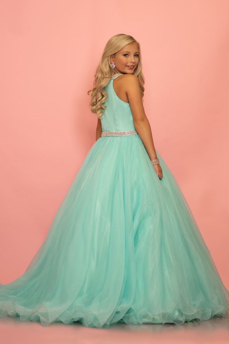 The Johnathan Kayne C114 dress is perfect for making a statement at your next formal event. The organza outer layer and satin lining are both beautiful and luxurious, while the fitted silhouette will flatter your figure. Whether you're attending a wedding or gala, this dress is sure to turn heads. Princess Style Ball Gown For Gala, Organza Ball Gown Dress With Sweep Train, Organza Dresses With Sweep Train For Prom Season, Green Ball Gown For Pageant During Prom Season, Princess Style Floor-length Gala Dress, Green Gown For Pageant And Prom Season, Green Tulle Dress For Gala, Green Gown For Prom Season And Pageants, Green Organza Ball Gown