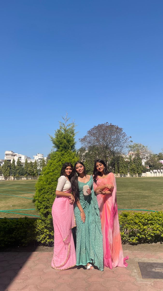 Indian Farewell Outfits Women, Saree Inspiration For Farewell, Farewell Saree Photoshoot, Saree Ideas For Convocation, Class 12 Farewell Sarees, Farewell Saree Aesthetic, Farewell Outfits For Men, Saree For Teachers Day For Students, College Fairwell Saree