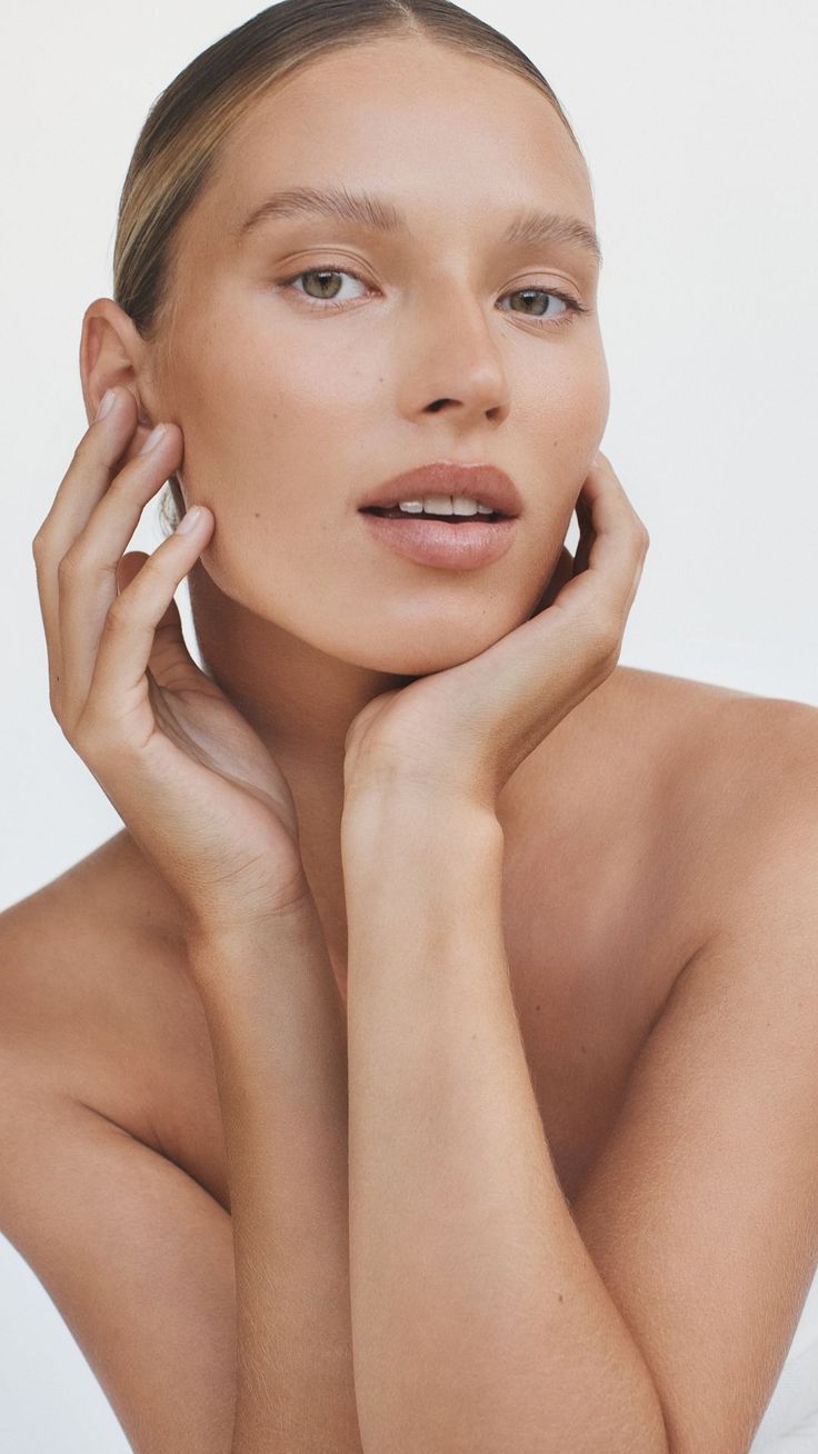 Introducing Second Skin, a forward-thinking foundation with skin benefiting actives for smooth, buildable coverage, sun protection (SPF25+) and a second-skin finish. Skin Photoshoot, Vegan Concealer, Beauty Shooting, Step By Step Contouring, Lighter Skin, Neutral Undertones, Skin Foundation, Fresh Skin, Forward Thinking