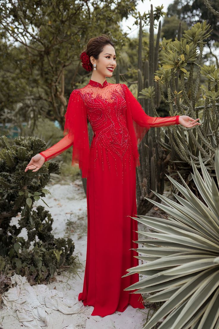 Traditional collar Material: Crepe, beading Modern long sleeves tulle Type: Modern ao dai Traditional Vietnamese Wedding, Wedding Ao Dai, Alternative Beauty, Asian Attire, Modern Ao Dai, Vietnamese Wedding, Kurta Design, Tulle Sleeves, Special Pictures