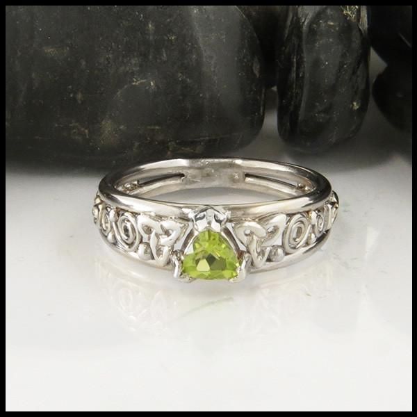 Trilliant Peridot Custom Ring Extraordinary Jewelry, Celtic Wedding Rings, Turquoise Jewelry Native American, Celtic Rings, Premier Designs Jewelry, Custom Ring, Ruby Jewelry, Peridot Ring, Celtic Jewelry