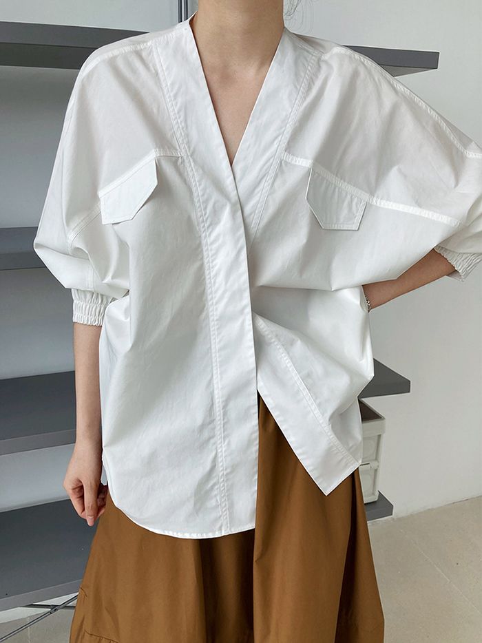 White V-neck Chic Shirt, V-neck Workwear Shirt With Pockets, V-neck Shirt With Pockets For Work, Oversized V-neck Shirt For Summer, Oversized Versatile V-neck Blouse, Versatile Oversized V-neck Blouse, V-neck Top With Pockets For Day Out, White V-neck Top For Spring Workwear, Casual White V-neck Top For Work