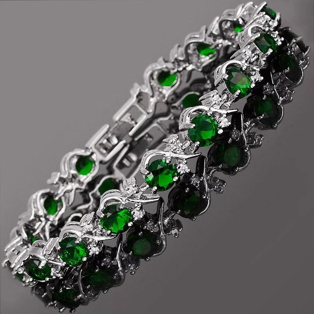 Beautiful Round Cut Green Emerald And Clear Cubic Zirconia With 18k White Gold Plated Tennis Bracelet. These Bracelets Are Gorgeous And Very Nice Quality. They Have A Nice Weight To Them, Are Incredibly Sparkly, And You Will Get Compliments Every Time You Wear It. Bracelet Size Is 6mm X 180mm And Stone Size 5mm X 7mm X 15. Happy Shopping! Green Gemstone Bracelet, Bracelet White Gold, Blossom Bracelet, Jewelry Emerald, Bracelet Box, Red Bracelets, Gold Plated Bracelets, Green Gemstones, Green Emerald