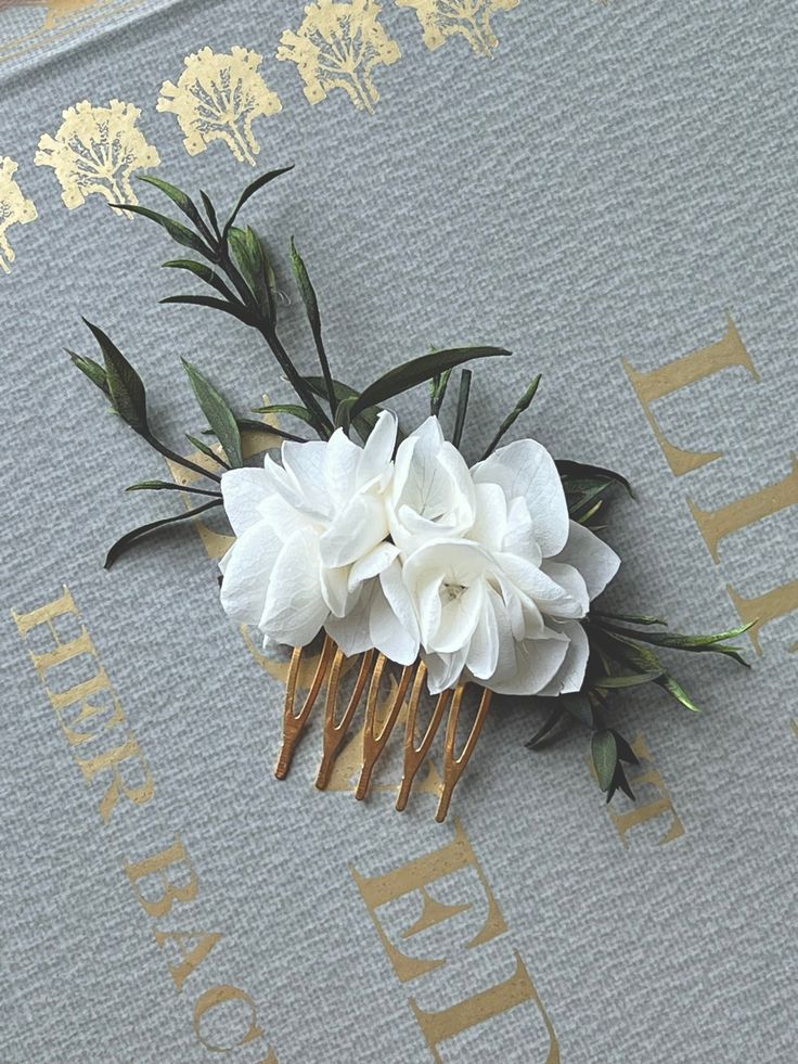 Made with preserved eucalyptus leaves and preserved hydrangea petals All flowers are placed one by one. Handcrafted in the UK One of a kind / unique design Available in 3 shades: white, ivory and cream. Please leave a note while ordering abou your preference. Material: It is handcrafted, made from stabilised (preserved) and dried real flowers. Perfect for bohemian style wedding, boho bridal hair.  Made with preserved eucalyptus and hydrangea. With metal comb. Dimensions: aprx Mini 8 cm Large 12-13 cm  All are handmade. Little differences may be applied. How to care: Keep away from direct sunlight and high humidity.  Avoid crushing, pressing or folding. No watering or placing the product in water. The flowers dont need water. The flower is not edible and can stain. If you follow the instruc Eucalyptus And Hydrangea, Bridesmaid Hair Flowers, Bridal Hair Pieces Flower, White And Green Wedding, Flower Hair Piece, Flower Headpiece Wedding, Boho Bridal Hair, Preserved Hydrangea, Wedding Comb