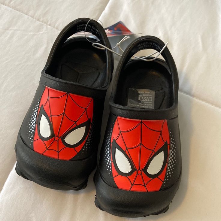 Nwt Ultimate Spider-Man Shoes Spider Man Shoes, Spiderman Toddler, Marvel Shoes, Ultimate Spider Man, Light Up Sneakers, Boys Flip Flops, Boot Pulls, Man Shoes, Women's Slip On Shoes