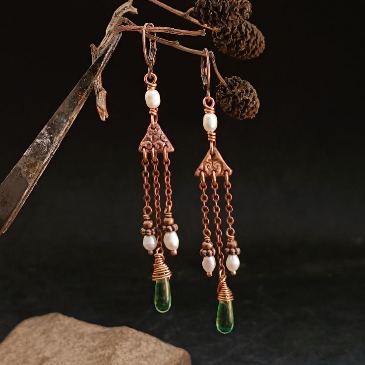 Inspired by vintage 1920s jewelry style, these delicate earrings will be the perfect complement to your romantic and antique look. I made them in pure copper, 7mm freshwater pearl, and green teardrop crystal. The hoop is made of copper-plated metal. All the items of my store are designed and manufactured by me. Beautiful pieces handmade one by one in an artistic way and not mass produced. Unique pieces made with a lot of detail and love. Due to this there might be slight differences in each piec Vintage Teardrop Jewelry With Lever Back Ear Wires, Vintage Teardrop Chandelier Earrings As Gift, Handmade Vintage Pearl Dangle Earrings, Vintage Dangle Chandelier Earrings As Gift, Vintage Chandelier Dangle Earrings As Gift, Vintage Handmade Teardrop Pearl Earrings, Vintage Dangle Earrings With Lever Back, Vintage Pearl Drop Dangle Jewelry, Vintage Copper Drop Earrings