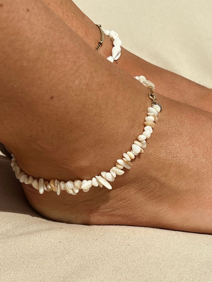 Enhance your summer style with our Handmade Shell Anklet. This beautiful boho beach jewelery piece features genuine seashells, perfect for adding a touch of the ocean to your look. Ideal for beach vacations, festivals, or everyday wear, this seashell ankle bracelet embodies the carefree spirit of the Mediterranean. - Handmade with authentic seashells -Stainless steel - 23 cm + extender, adjustable length for a comfortable fit -Durable and lightweight - Perfect for beach lovers and boho fashion e Beach Jewellery, Ankle Jewelry, Anklets Boho, Beach Anklets, Beach Vacations, Ankle Bracelet, Beach Inspired, Anklet Jewelry, Boho Beach