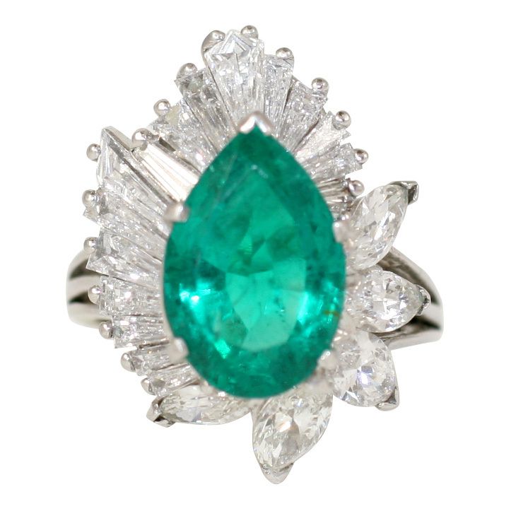 Platinum Emerald & Diamond | From a unique collection of vintage cocktail rings at https://www.1stdibs.com/jewelry/rings/cocktail-rings/ Antique Cocktail Ring, Graff Diamonds, Titanic Jewelry, Emerald Rings, Vintage Cocktail Ring, Diamond Jewelry Designs, Vintage Cocktail, Antique Diamond, Emerald Jewelry