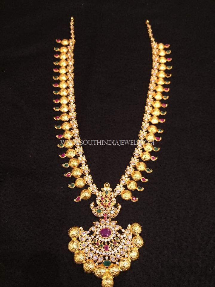 22k Gold haram designs in 40 grams. Find more stunning collections on our catalogue! Wedding Jewelry Photography, Gold Haram Designs, Haram Designs, Gold Haram, Gold Bangle Set, Jewelry Editorial, Gold Necklace Indian Bridal Jewelry, Bridal Accessories Jewelry, Real Gold Jewelry