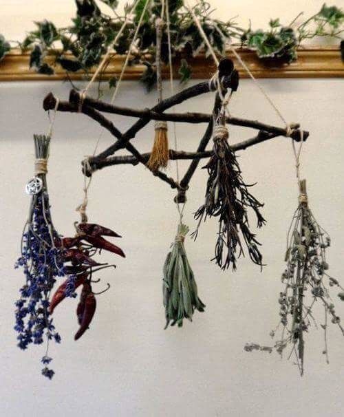 An amazing and gorgeous diy and great to hang your herbs on! Herb Hanger, Kule Ting, Hantverk Diy, Yule Gift, Wiccan Crafts, Wiccan Decor, Pagan Crafts, Magia Das Ervas, Witch Diy