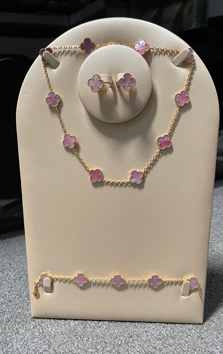 Luxury Jewelry Set, Van Cleef Necklace Outfit, Van Cleef Set, Pink Van Cleef, Xoxo Jewelry, Van Cleef And Arpels Jewelry, Van Cleef & Arpels, Pretty Jewelry Necklaces, Expensive Jewelry Luxury