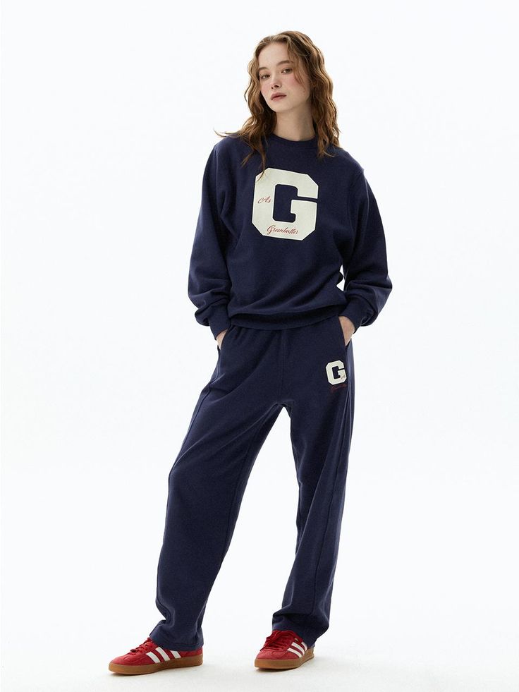 This is a modern and comfortable sweatshirt by GREENBUTTER that is made out of high quality and sturdy fabric. With unique design detail and trendy mood, you can style it for your casual and young daily outfit.- Tentar and tumble washed fabric- Relaxed silhouette - Graphic print on the front chest- Logo print on the back neckline Navy Sporty Sweatshirt With Graphic Print, Oversized Varsity Sweatshirt For Loungewear, Sporty Navy Sweatshirt With Graphic Print, Sporty Cotton Sweater For Loungewear, Leisure Cotton Sweats With Ribbed Cuffs, Casual Blue Sweats With Letter Print, Relaxed Fit Crew Sweatshirt In College Style, Navy Athleisure Sweatshirt With Ribbed Cuffs, Blue Cotton Sweatshirt For Leisure