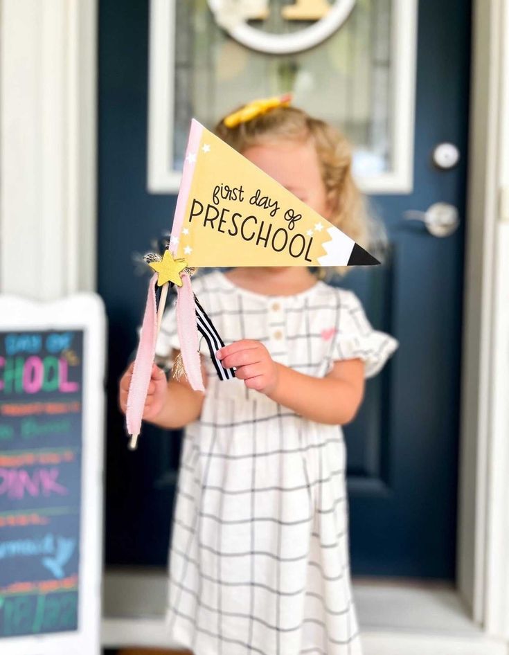 School Pennant, Back To School Styles, Preschool First Day, Kindergarten Pictures, First Day Of School Pictures, Preschool Pictures, First Day Of Preschool, First Day School, First Day Of School Activities