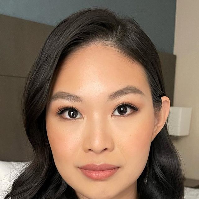 TATIANA| BRIDAL MAKEUP & HAIR on Instagram: "Jovanna 🤍 for looks like this I don’t mind to wake up at 4am🫣 • Makeup| Hair by me • #makeup#nycweddinghair#nymakeup#nyhairstylist#instahair#newyorkmakeupartist#newyorkhairstylist#weddinghair#beyondtheponytail#bridahairstyle#asianmakeup#asianmakeupartist#asian ride#asianownedbusiness#weddinghaistyle#hairmakeup#bridalhairstyle#bridalmakeup#bridalmakeupartist#weddinginspo#weddingseason#newyorkbrides#newyorkhair #manhattanwedding#brooklynwedding#longis Natural Soft Glam Bridal Makeup, Asian Makeup Round Face, Small Eye Bridal Makeup, Wedding Makeup Asian Natural, Soft Glam Makeup Asian Round Face, Bridal Makeup For Asian Eyes, Coral Wedding Makeup, Asian Natural Makeup Look, Makeup For Asian Women