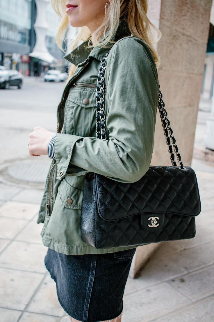 Chanel Jumbo Caviar, Utility Jacket Outfit, Chanel Jumbo Flap, Chanel Bag Classic, Chanel Classic Jumbo, Chanel Handbags Classic, Chanel Classic Flap Bag, Street Style Bags, Chanel Jumbo