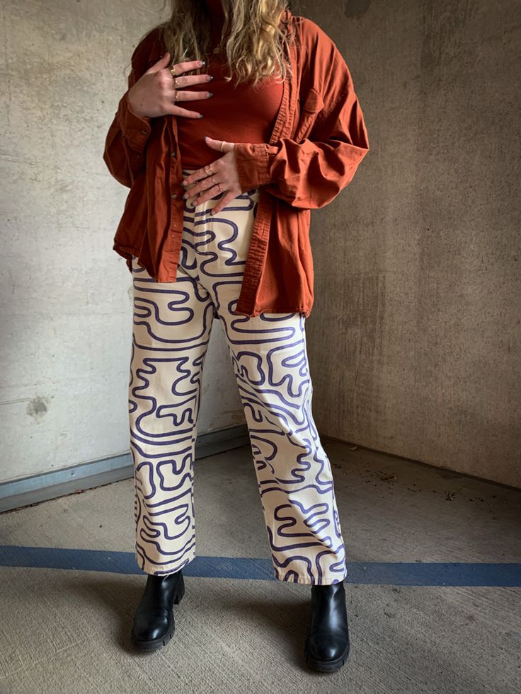 Abstract Pants Outfit, Styling Patterned Pants, Monochromatic Outfit Midsize, Fun Pattern Pants, Funky Trousers Outfit, Fun Pants Outfit Street Styles, Wide Leg Pattern Pants, Monochromatic Outfit Business Casual, Outfits With Fun Pants