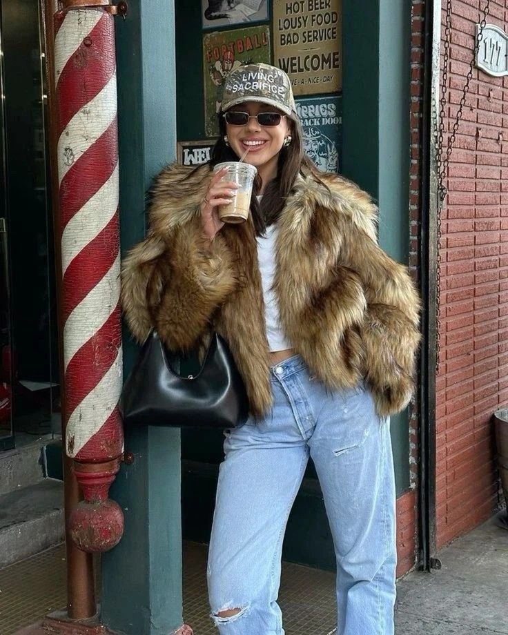 Fur Jacket Outfit, Bandana Cap, Nyc Fits, Cold Fashion, Nyc Outfits, Weather Outfits, Skandinavian Fashion, Oversized Sweaters, Italy Outfits