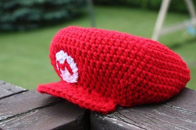 a red hat sitting on top of a wooden bench