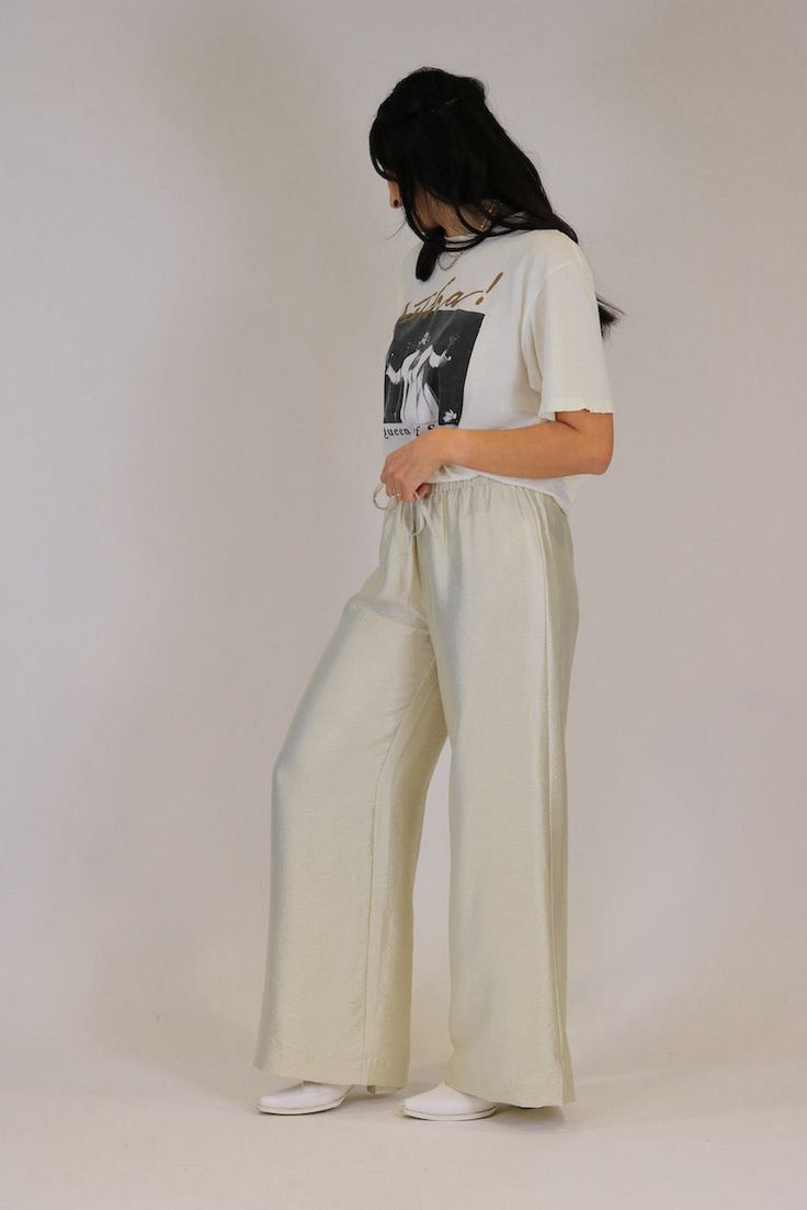 We love these flowy palazzo pants! These are so great for making a casual outfit look super elevated. Throw these pants on to run errands or when having a date night with the girlfriends. They are adjustable with a draw string waistband and pretty standard length on the pant leg. 70% Rayon, 16% Nylon, 14% Polyester Runs true to size but longer on the length Alyssa is wearing size Medium Alyssa is 5'7, typically a medium in tops and a 28" Waist Care Instructions: Cold hand wash or gentle machine Skylar Grey, The Girlfriends, Cold Hands, Pants Large, Outfit Look, Palazzo Pants, Casual Outfit, Date Night, Care Instructions