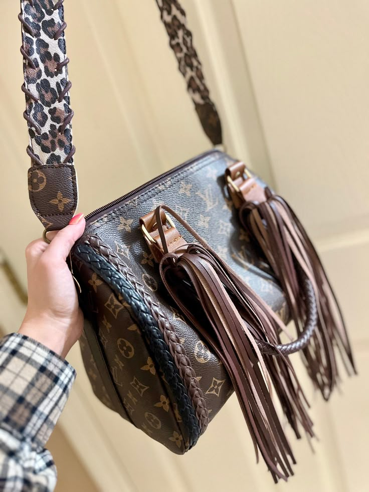 Western Louis Vuitton, Diy Purse Holder, Western Closet, Handbag Inspiration, Western Bag, Purse Holder, Stylish Handbags, Diy Purse, Louis Vuitton Bags