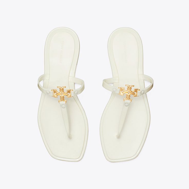 The Roxanne Jelly is a sophisticated and ultra-comfortable slip-on for the beach or pool. This T-strap sandal is designed with water-resistant TPU and a padded footbed for extra support. Our Double T logo anchors the look with understated polish. Beach Sandals Aesthetic, Sandal Cute, White Tory Burch Sandals, Tory Burch Slippers, Designer Sandals Flat, Classy Sandals, Beach Footwear, Pool Shoes, Soft Sandals