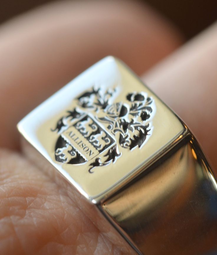 Custom made 925 sterling silver signet ring engravable with any crest, coat of arms, college logo or any other image that you request. The size of the square face is 13 x 13 mm Available in 925 sterling silver, gold plated sterling (vermeil) and rose gold plated sterling (rose gold vermeil). For the solid gold version of the ring, please send us a message. Certified material and hallmarked for authenticity. Please upload your image to be engraved, in the ‘UPLOAD IMAGE’ section. Our design team w Family Crest Ring, Family Crest Rings, Square Face, College Logo, Silver Signet Ring, Upload Image, Square Faces, Shiny Things, Family Crest