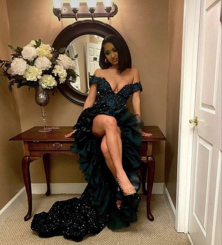 2022 Prom Dress, 8th Grade Prom Dresses, Emerald Green Prom Dress, Prom Photoshoot, Classy Prom, Prom Inspiration, African Prom Dresses, Gorgeous Prom Dresses, Prom Girl Dresses