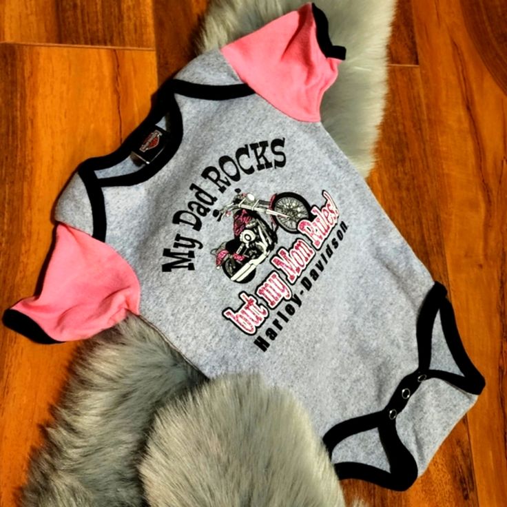 Harley-Davidson "My Dad Rocks But My Mom Rules" Gray/Pink Graphic Onesie. Absolutely Adorable 18 Month Triple Snap Bottom. New Without Tags. 100% Adorable. Cute Pink Onesie With Letter Print, Playful Pink Onesie With Letter Print, Pink Cotton Onesie With Letter Print, Pink Cotton Onesie For Playwear, Pink Letter Print Onesie For Summer, Pink Cotton Onesie For Spring, Summer Pink Onesie With Letter Print, Pink Letter Print Tops For Playwear, Fitted Pink Onesie With Letter Print