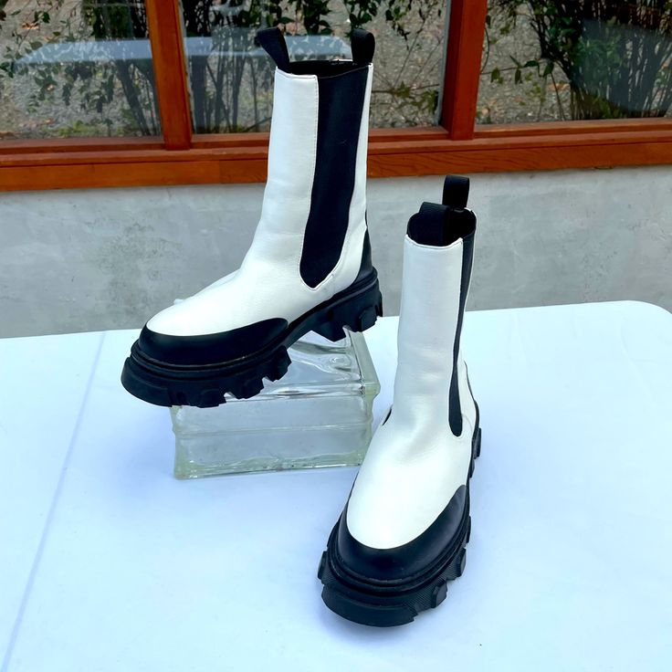 Never Worn White Boots For Streetwear In Spring, White Boots For Spring Streetwear, White High-top Boots For Fall, White Boots For Winter Streetwear, White Winter Boots For Streetwear, White High Ankle Boots For Fall, White Boots For Fall Streetwear, Chic White Winter Boots, White Boots With Lug Sole For Spring