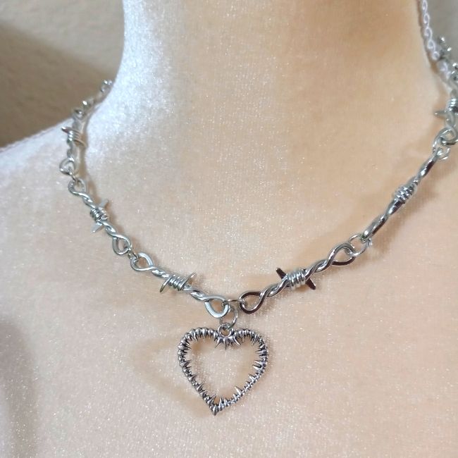 Barbed Wire Heart Collar Choker Necklace Clear Locket Necklace, Barbed Wire Heart, Brown Leather Necklace, Wire Heart, Betsey Johnson Necklace, Silver Necklace Set, Beaded Tassel Necklace, Collar Choker, Triangle Necklace