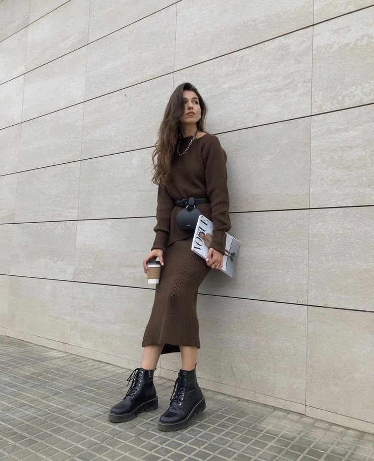 Brown Pencil Skirt Outfit, Midi Skirt Outfit Winter, Pencil Skirt Outfits Casual, Modest Fashion Christian, Brown Knit Dress, Skirt Outfit Fall, Midi Dress Outfit, Brown Pencil Skirt, Brown Midi Dress