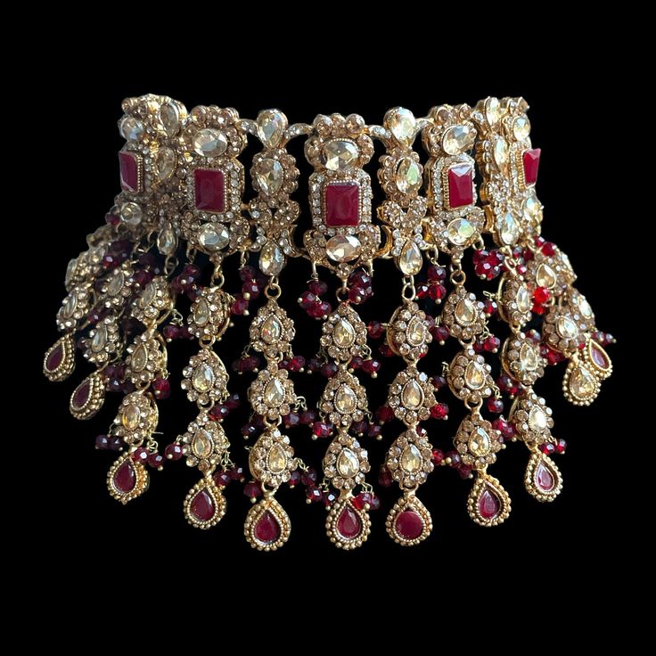 This full bridal set comes with a beautiful handmade choker in 3 colors along with matching earrings/passa/tikka. It is made of beautiful stones along with pearl drops to complete the look. Perfect for any special occasion as well as a gift to anyone! Gold Bridal Jewellery Indian, Gold And Pearls, Gold Necklace Wedding, Indian Choker Necklace, Kundan Jewellery Bridal, Jewelry Kundan, Handmade Chokers, Polki Necklace, Indian Jewellery Design Earrings