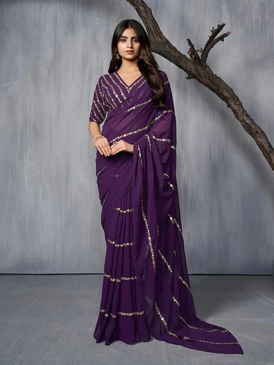 Mauve and gold-toned sareeFloral embroidered saree with no borderHas sequinned detailThe saree comes with an unstitched blouse pieceThe blouse worn by the model might be for modelling purpose only. Check the image of the blouse piece to understand how the actual blouse piece looks like. Wedding Sarees Online, Simple Saree Designs, Dresses By Pattern, Floral Saree, Ethnic Chic, Simple Sarees, Saree Designs Party Wear, Wedding Saree Indian, Dress Hairstyles