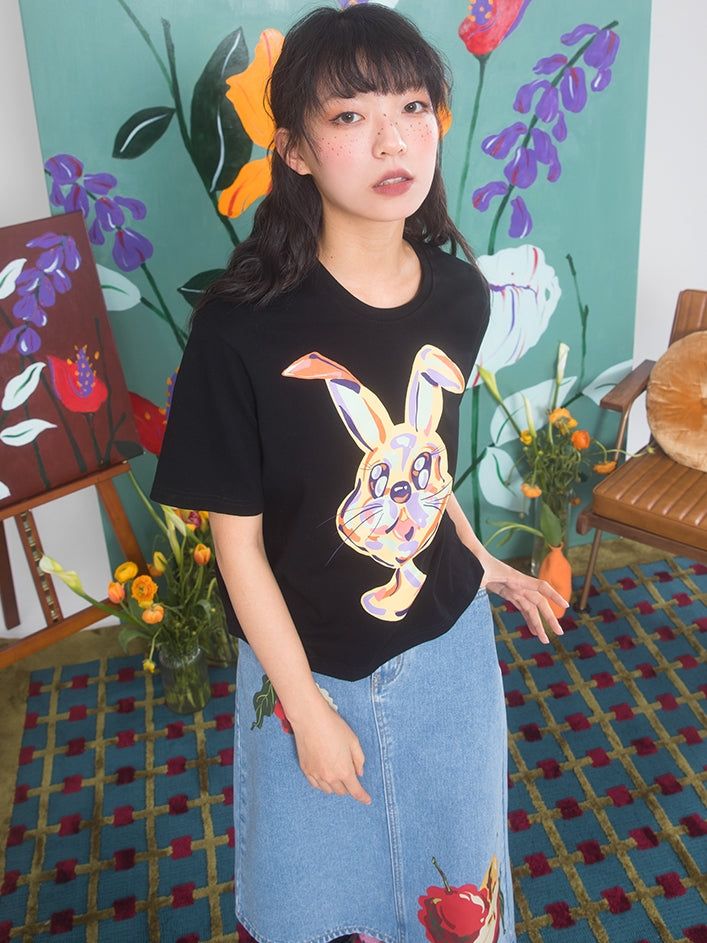 Material: 100% Cotton
 Size: SML
 
 Model: 168cm/45kg Wearing size M




 Length
 Chest
 Shoulder width
 Sleeve Length


 S
 56cm
 S
 42cm
 22cm


 M
 57cm
 100cm
 43cm
 22.5cm


 L
 58cm
 104cm
 44cm
 23cm Black Cartoon Print T-shirt For Spring, Spring Black T-shirt With Cartoon Print, Black T-shirt With Cartoon Print For Spring, Spring Cartoon Print T-shirt For Streetwear, Spring Cartoon Print Relaxed Fit T-shirt, Spring Streetwear Cartoon Print T-shirt, Black Cartoon Print Tops For Spring, Spring Cartoon Print Short Sleeve T-shirt, Relaxed Fit Cartoon Print Graphic Tee