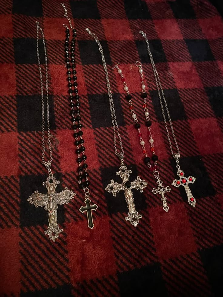 Outfits With Cross Necklace, Emo Cross Necklace, Grunge Cross Necklace, Emo Jewelry, Emo Accessories, Grunge Jewelry, Accessory Inspo, Edgy Jewelry, Cross Necklaces