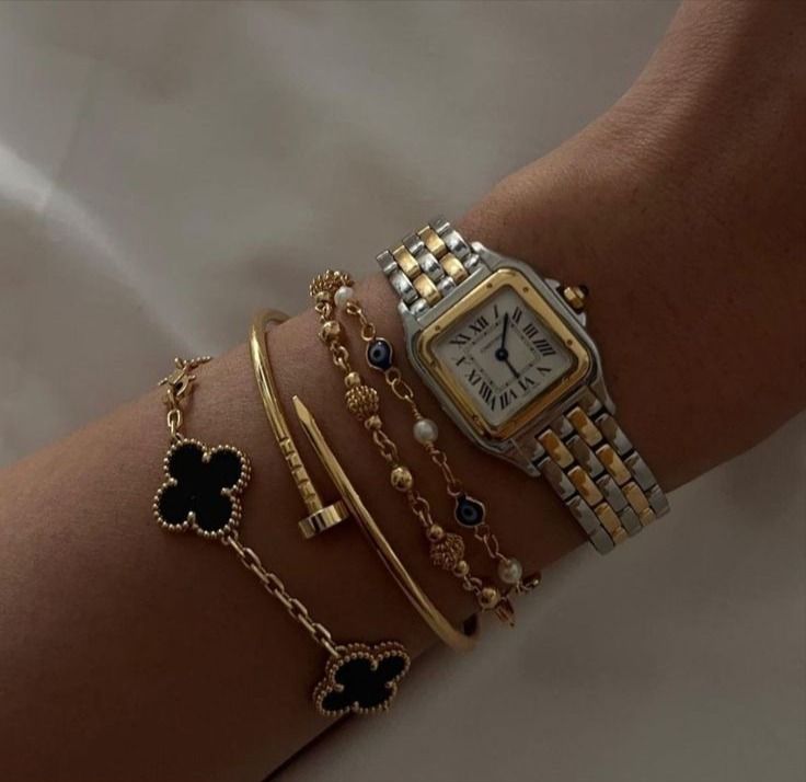 Bracelets With Watches Layering, Watch With Bracelets Women, Money Accessories, Jihoon Kim, Unhealthy Obsession, Girls Stuff, Cartier Panthere, Indie Jewelry, Photos Inspo