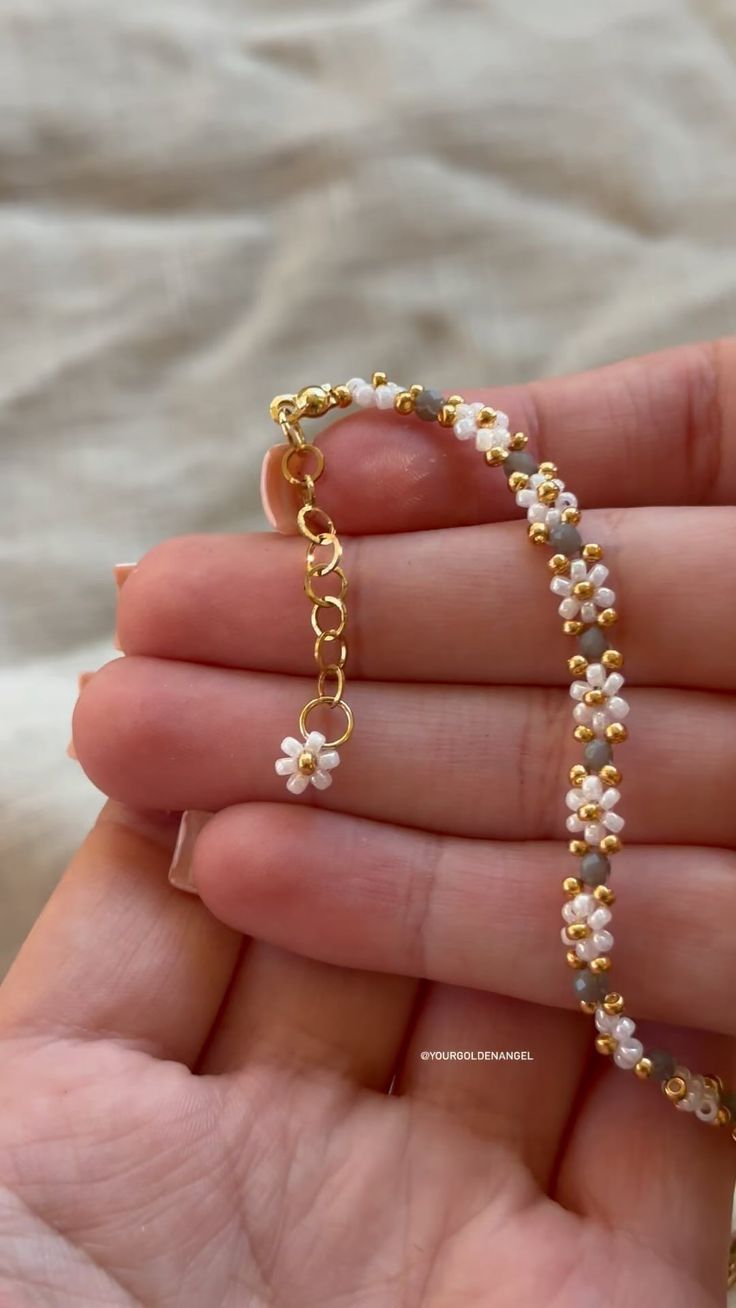 Check more at https://howcandothis.com/diyideas/25070/ Flower Bead Bracelet Pattern, Flower Bead Necklace Diy, How To Make Flower Bead Bracelet, Flower Bead Bracelet Tutorial, Bead Bracelet Design Ideas, Bracelet Beads Ideas, Flower Beaded Jewelry, Jewelry Ideas To Make, Flower Bracelet Tutorial