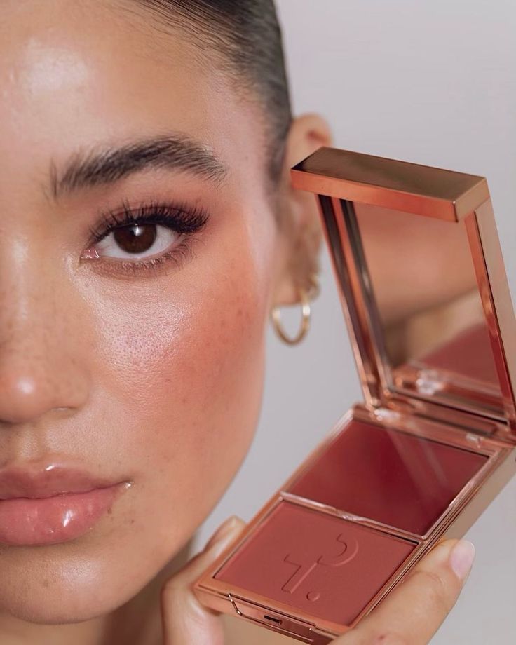 Patrick Ta Beauty on Instagram: “Tashi wears She’s Baked 🤎 A tanned mauve shade that leaves your skin with a beautiful, sun-kissed finish ✨ Shop our range of Double-Take…” Patrick Ta Aesthetic, Patrick Ta Blush Shes Blushing, Patrick Makeup, Fix Cakey Makeup, Makeup Photoshoot Ideas, Patrick Ta Blush, Patrick Ta Makeup, Cakey Makeup, Date Night Makeup